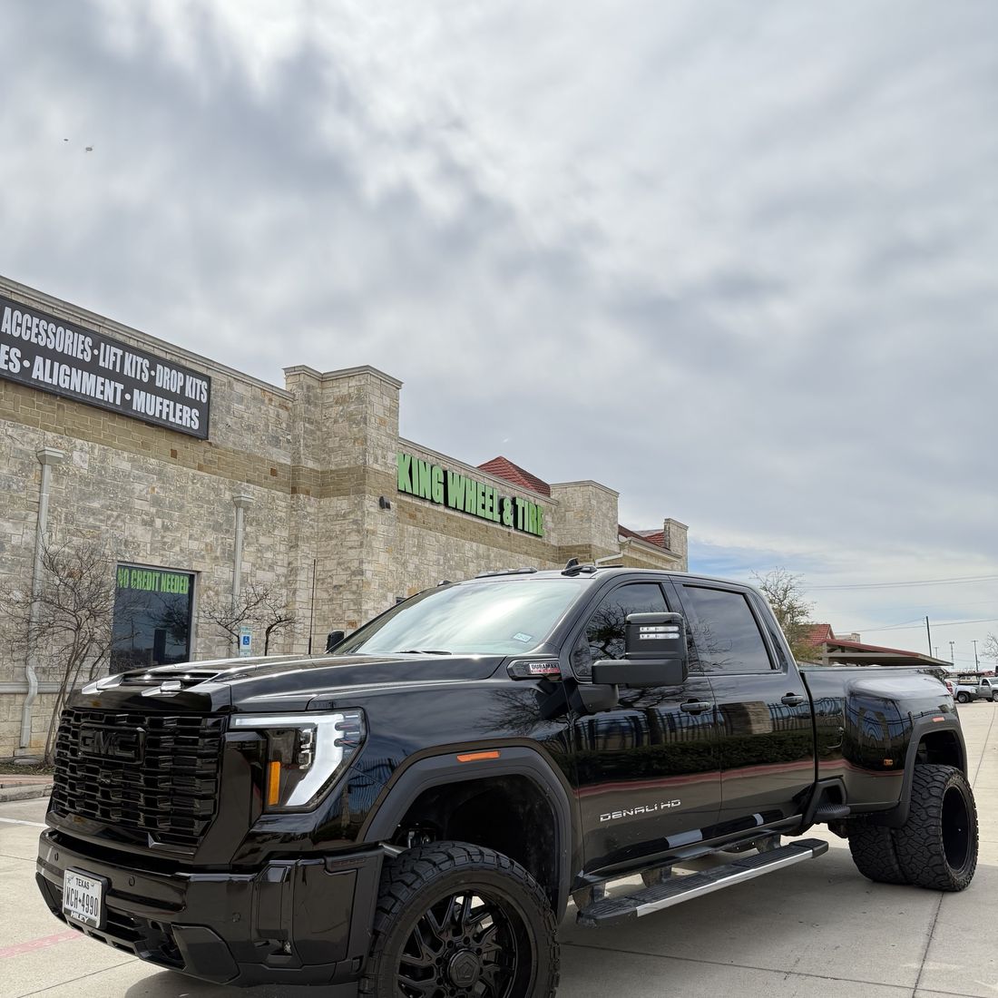 King Wheel & Tire in Mansfield, TX, open seven days for flat tire repair